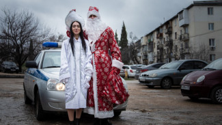 Полицейский Дед Мороз вручил подарки детям в Севастополе