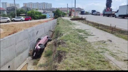 В Севастополе водитель легковушки съехал в траншею