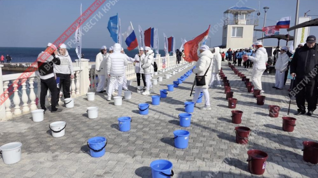 150 человек одновременно облились холодной водой в Севастополе