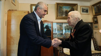 Глава Крыма Сергей Аксёнов приехал к ветерану Великой Отечественной войны, чтобы поздравить его с Днём Победы
