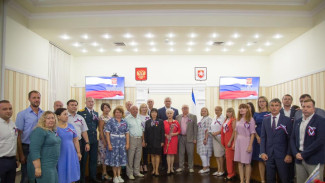 Аксёнов вручил награды в честь Дня флага России