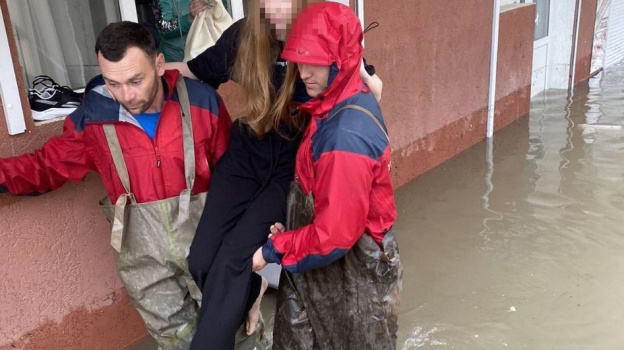 Спасатели Севастополя эвакуировали семь человек из затопленного цокольного этажа