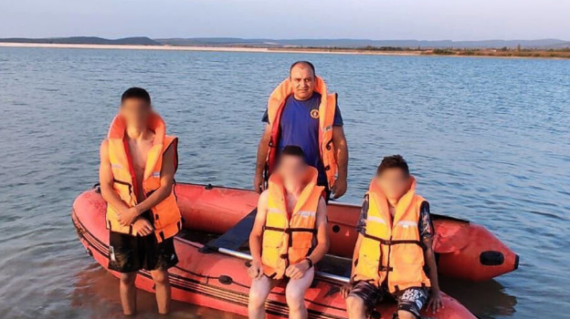Четверо детей оказались в ловушке на водохранилище в Крыму