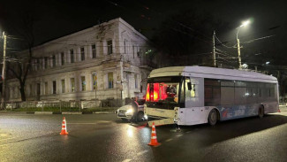 ДТП в Симферополе: в столкновении BMW с троллейбусом пострадал несовершеннолетний