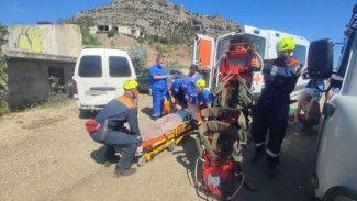 В Судаке турист упал с 4-х метровой скалы