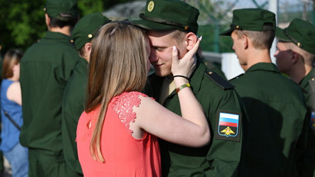 200 крымских новобранцев отправились служить на материк