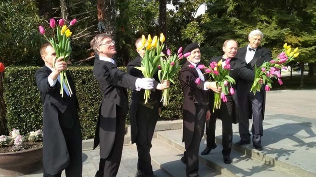 Жительниц Ялты поздравили концертом классической музыки
