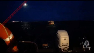 В Керченском проливе застряло рыбацкое судно