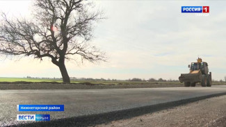 В Нижнегорском районе приводят в порядок дорогу, которая соединяет село Коренное с выездом в районный центр