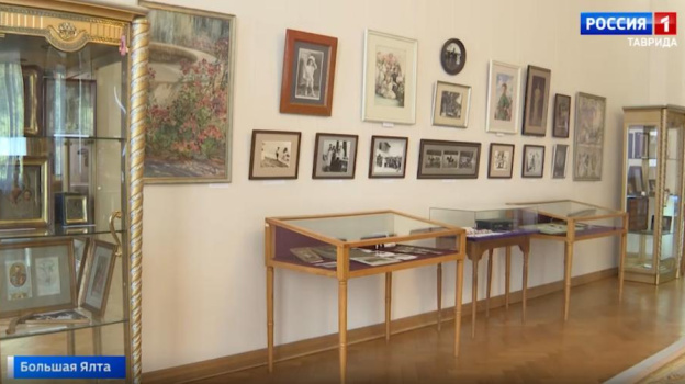 Картины и вещи царской семьи впервые представили на выставке в Крыму