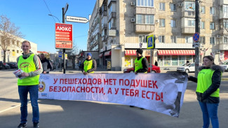 Общественные активисты провели флешмоб в центре Симферополя