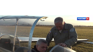 Легендарный крымский парашютист с инвалидностью освоил управление планером
