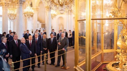 Владимира Путина удивил размер уникальных феодосийских серёг из коллекции Эрмитажа