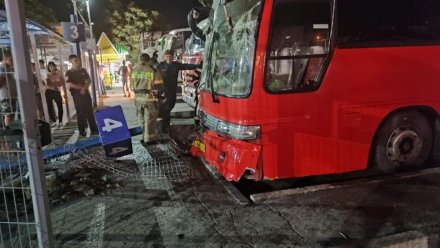 В Феодосии водитель автобуса въехал в остановку