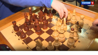  Юные шахматисты из ДНР сыграли в Крыму с известным гроссмейстером 