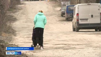 Огромные ямы мешают движению в Симферополе