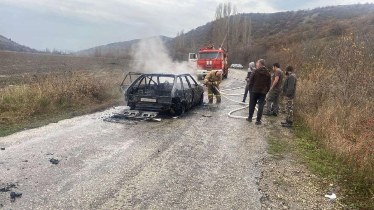 В Судаке полностью сгорел легковой автомобиль – Новости Крыма – Вести Крым