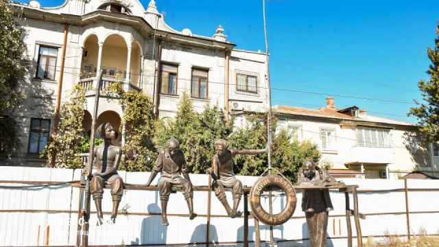 На евпаторийской набережной появился новый памятник
