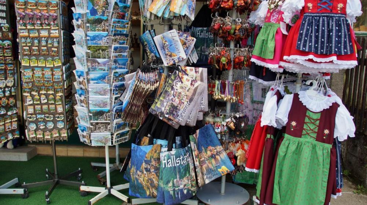 Австрийский национальный костюм дирндль. Национальный костюм саксонии. Вещи австрии. Вещи из австрии. Национальный костюм австрии.