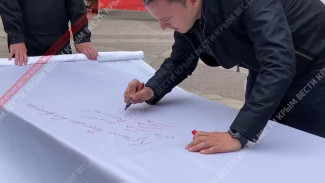 В Симферополе прошла акция «Крым в моем сердце»