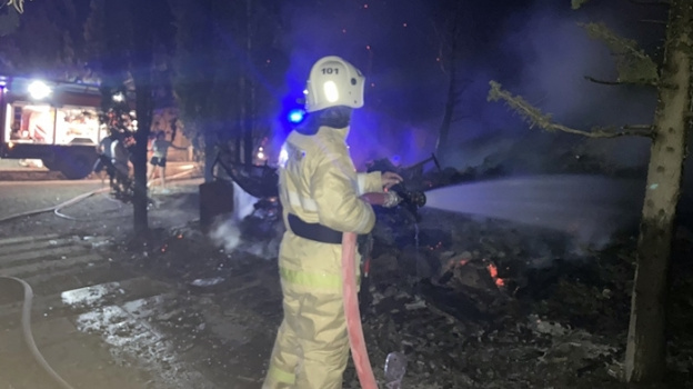 В Алуште загорелись заброшенные строения