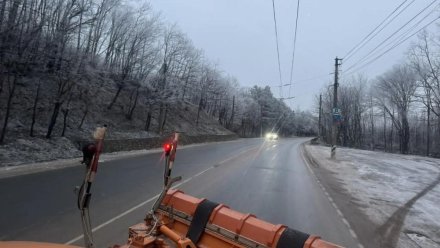 Дороги Крыма обрабатывают против гололедицы