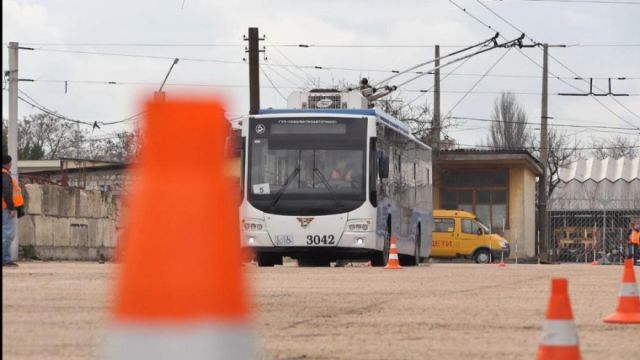 В Крыму началась замена контактной троллейбусной сети