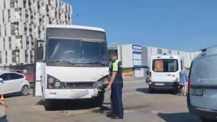 Автобус столкнулся с легковушкой в Симферополе