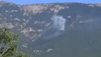 В горах Ялты загорелась сухая растительность