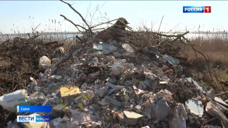 Дороги к пляжам города Саки завалены мусором