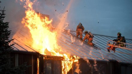 Частные дома загорелись в двух районах Крыма