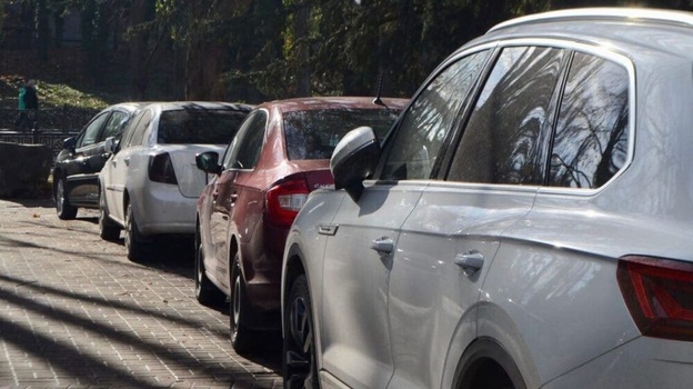 Ялтинцев попросили не парковать на улицах автомобили 22 июня