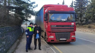 Севастопольские полицейские помогли дальнобойщику из ДНР, который сломался в опасном месте