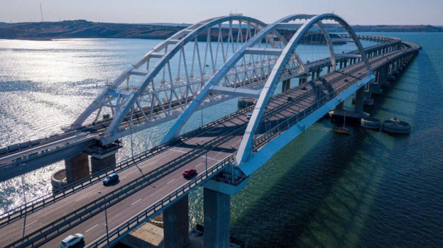 На Крымском мосту возобновилось движение транспорта