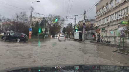 Ливневые канализации не справляются с дождем, обрушившимся на Севастополь