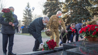 Аксёнов возложил цветы к Мемориалу воинам-интернационалистам
