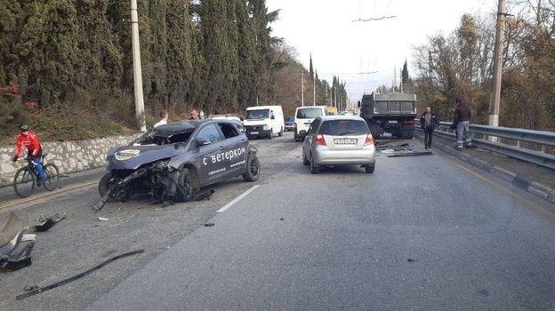 Такси с пассажиром врезалось в КАМАЗ под Алуштой