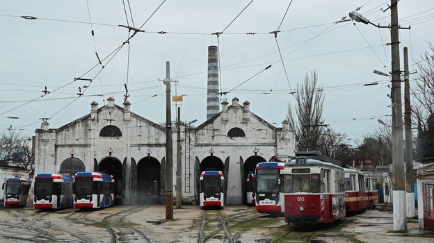 В Евпатории сотрудники депо моют трамваи вручную