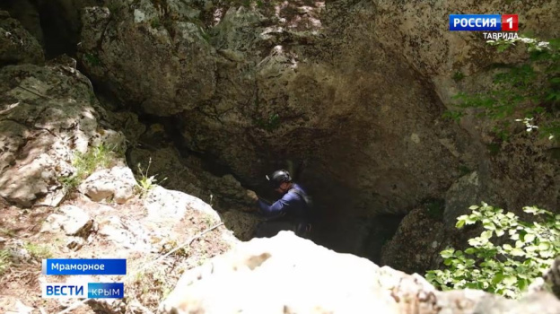 В Крыму организовали спуск в 40-метровую вертикальную пещеру для маломобильных туристов