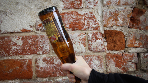 Нетрезвый крымчанин замахнулся бутылкой на сотрудников ГИБДД