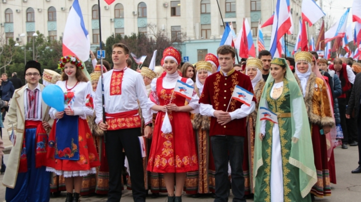 Праздники в крыму. С праздником Крым. Крым праздник люди. С праздником референдума Крыма. Разные праздники в Крыму.