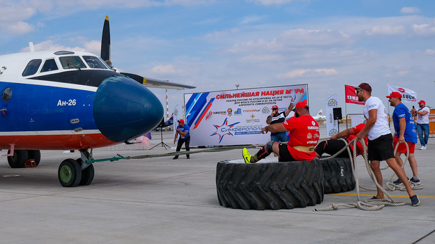 Крымчане сдвинули с места 22-тонный самолет и установили рекорд