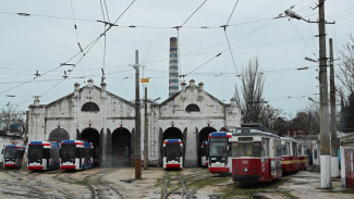 В Евпатории сотрудники депо моют трамваи вручную