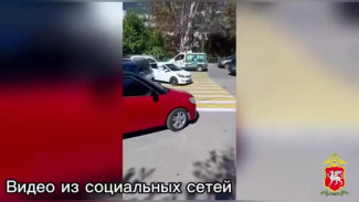 В Ялте оштрафовали водителей, парковавшихся на пешеходном переходе вблизи школы