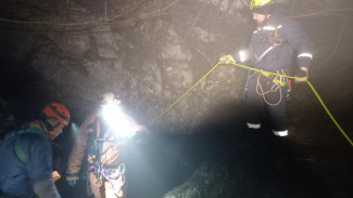 В Крыму спасли спелеолога, застрявшего на глубине 75 метров