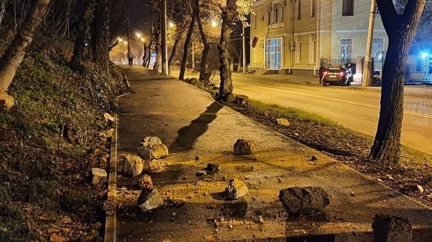 В центре Симферополя ночью обвалилась подпорная стена