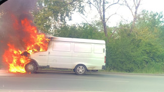 На въезде в Симферополь горит микроавтобус (видео)