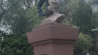 Вандалы надругались над памятником революционеру в Евпатории