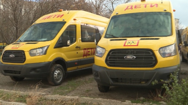 19 новых автобусов получили 13 районов Крыма для перевозки школьников
