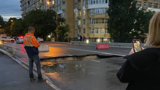 В центре Симферополя провалился участок дорожного покрытия